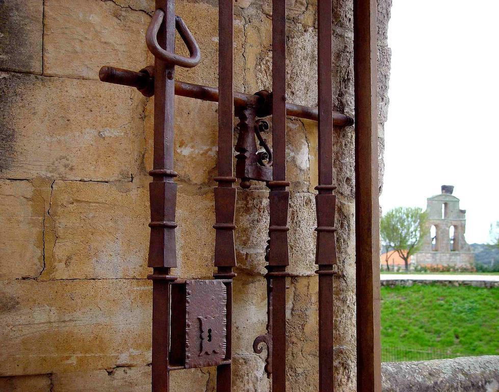 Posada Real Castillo Del Buen Amor Topas Екстериор снимка