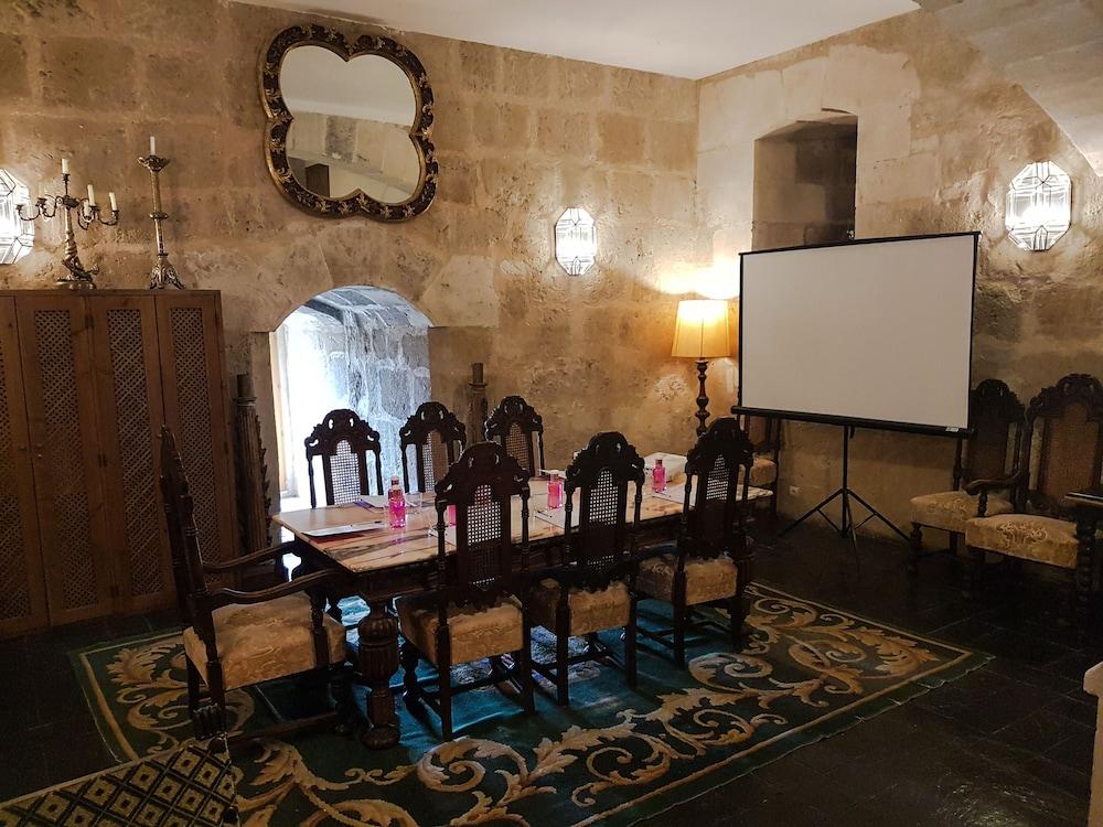 Posada Real Castillo Del Buen Amor Topas Екстериор снимка