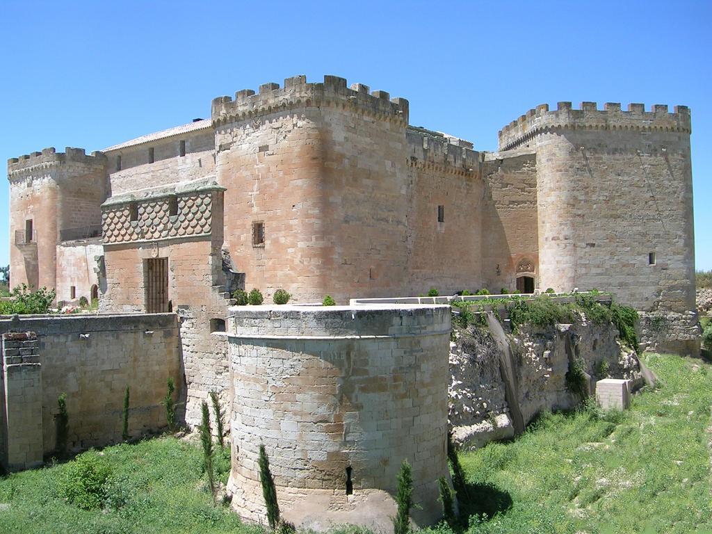 Posada Real Castillo Del Buen Amor Topas Екстериор снимка